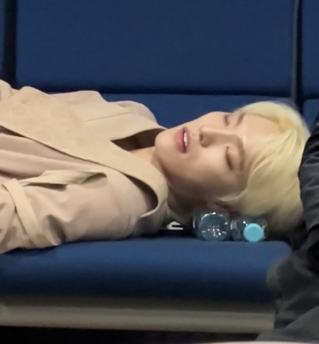초동 455만장 가수가 왜 물병을 베고 자요 ㅠㅠ
