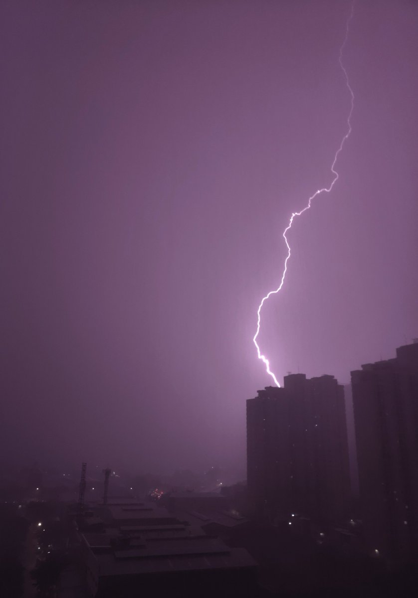 @SiKImagery I'm so happy to capture my first #lightning ⚡this evening 🤩 
#lightningstrike #FridayFreeForAll