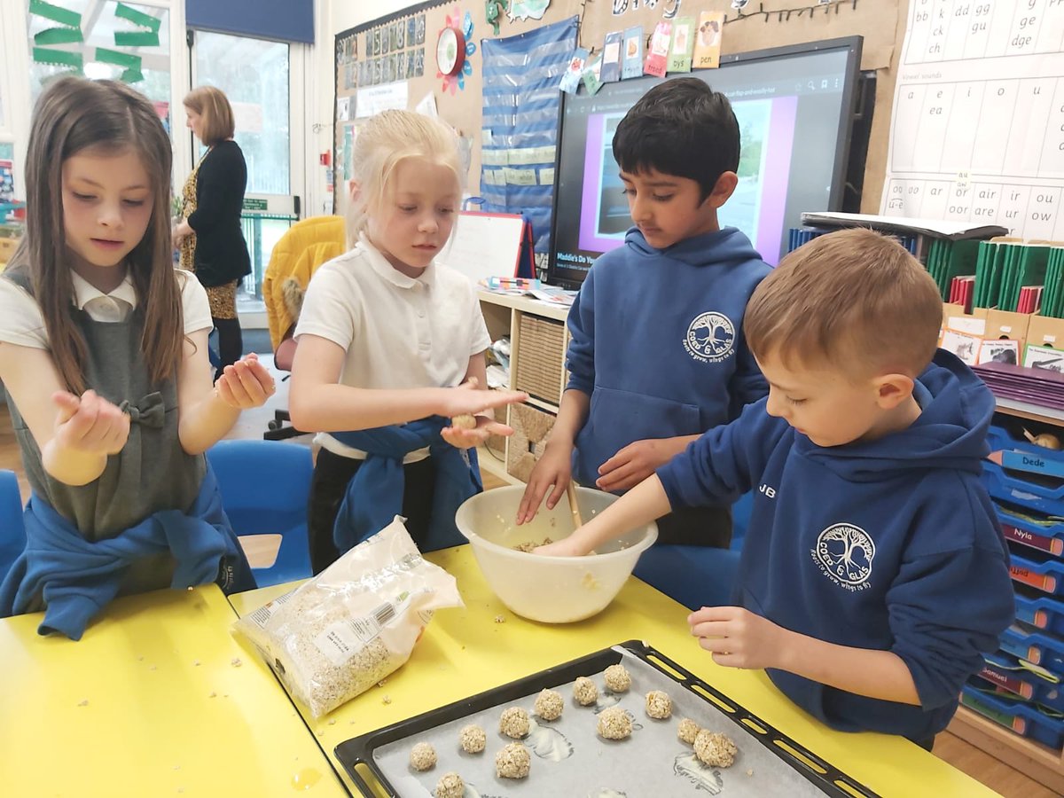 cardiffcouncil's tweet photo. 👏👏Here is the fantastic story about Coed Glas Primary School in Llanishen being described by inspectors as an exceptionally caring and inclusive school – with the correct photos this time 😊https://t.co/l3XGKxkZNj https://t.co/Q0zUJtEKzp