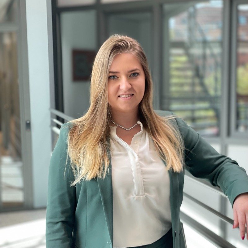 HR manager op je 25e? Gina Bakker timmert flink aan de weg bij Consolid! Ze begon op haar 21e als intercedent, stapte drie jaar later over naar de HR afdeling op het hoofdkantoor en is dit jaar gepromoveerd tot HR manager. Lees hier het verhaal van Gina: ow.ly/ou5O50OgIEI