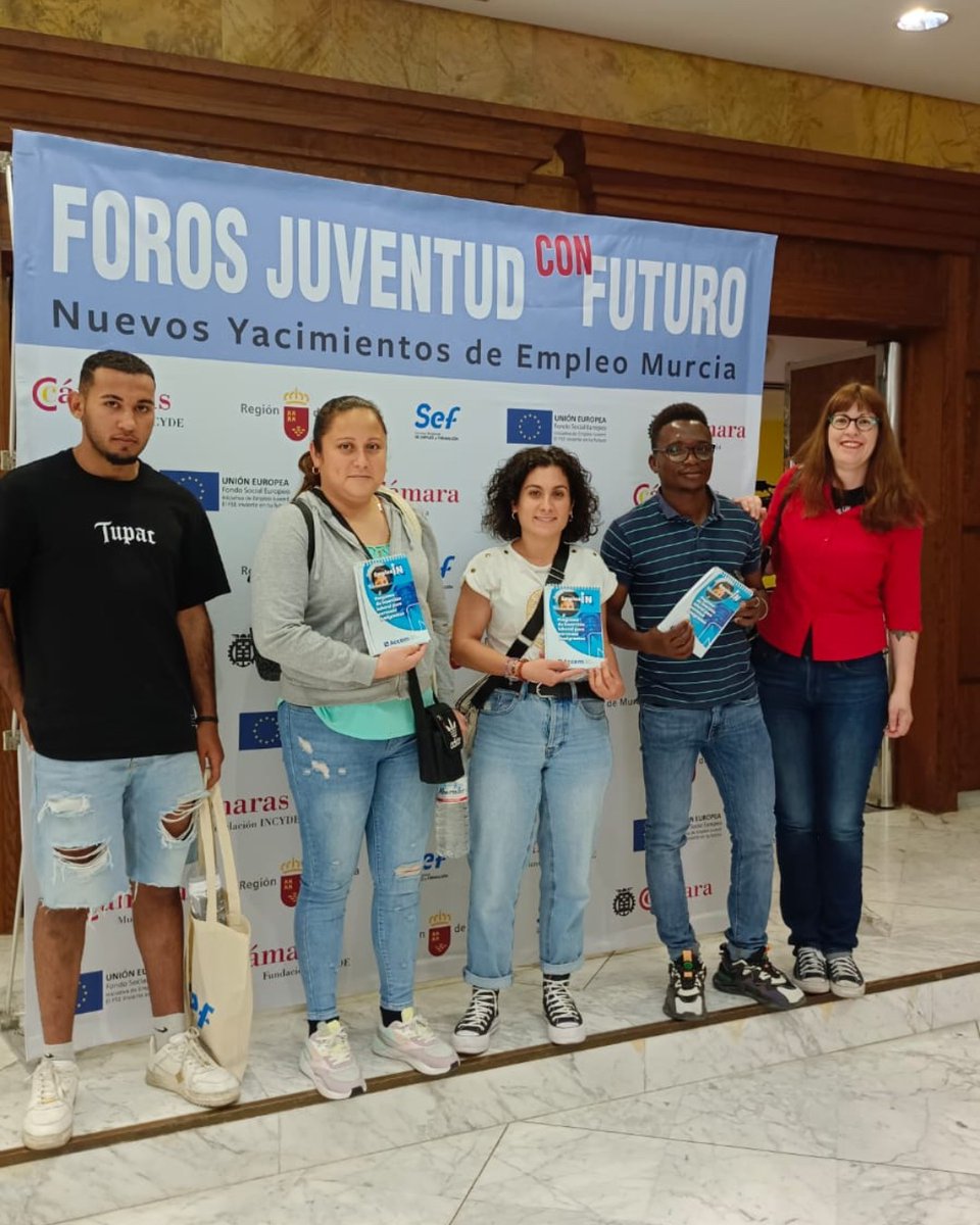 Accem_ong's tweet photo. Personas a las que acompañamos en su proceso de integración sociolaboral asistieron al Foro de Juventud "Generalización de Contenidos" donde conocieron a referentes digitales de la #RegiónDeMurcia y obtuvieron herramientas para tener éxito en una entrevista de trabajo. #EmpleaIN https://t.co/mFalWQjhYj