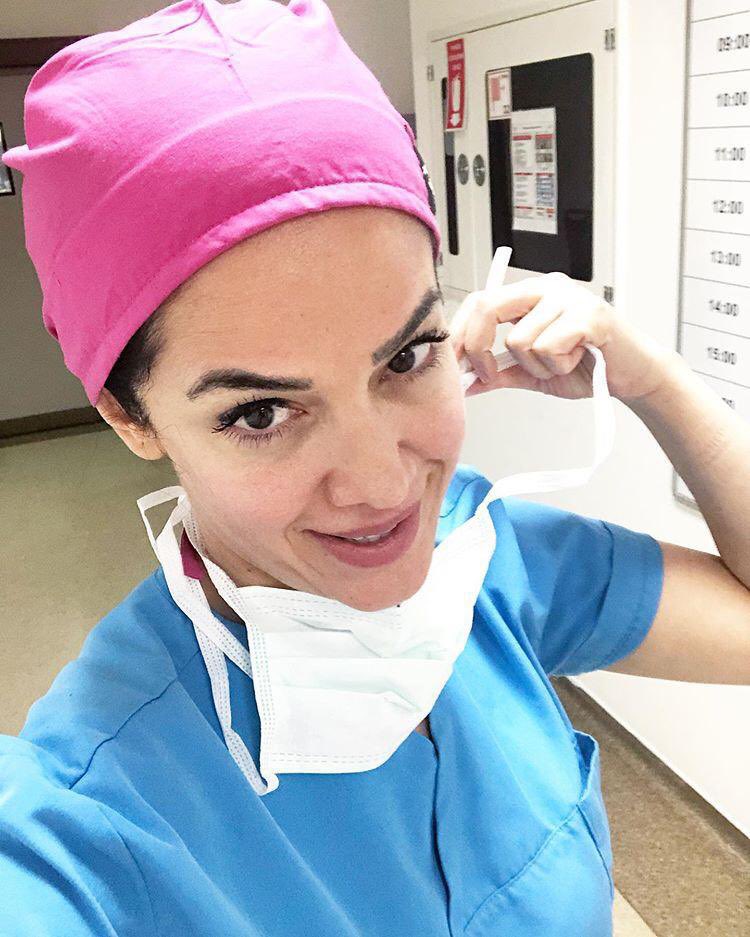 mrbz07's tweet photo. Today I saw lots of patients. One of my lovely elderly patients was my last that I had to see this afternoon, she muttered“Lisa your name badge is upside down” 😂😄…in between i saw peeps every 15 minutes from 9am and no one else told me! 😅🤭 #lifeofanurse ♥️♥️ https://t.co/OI4MFWNpsN