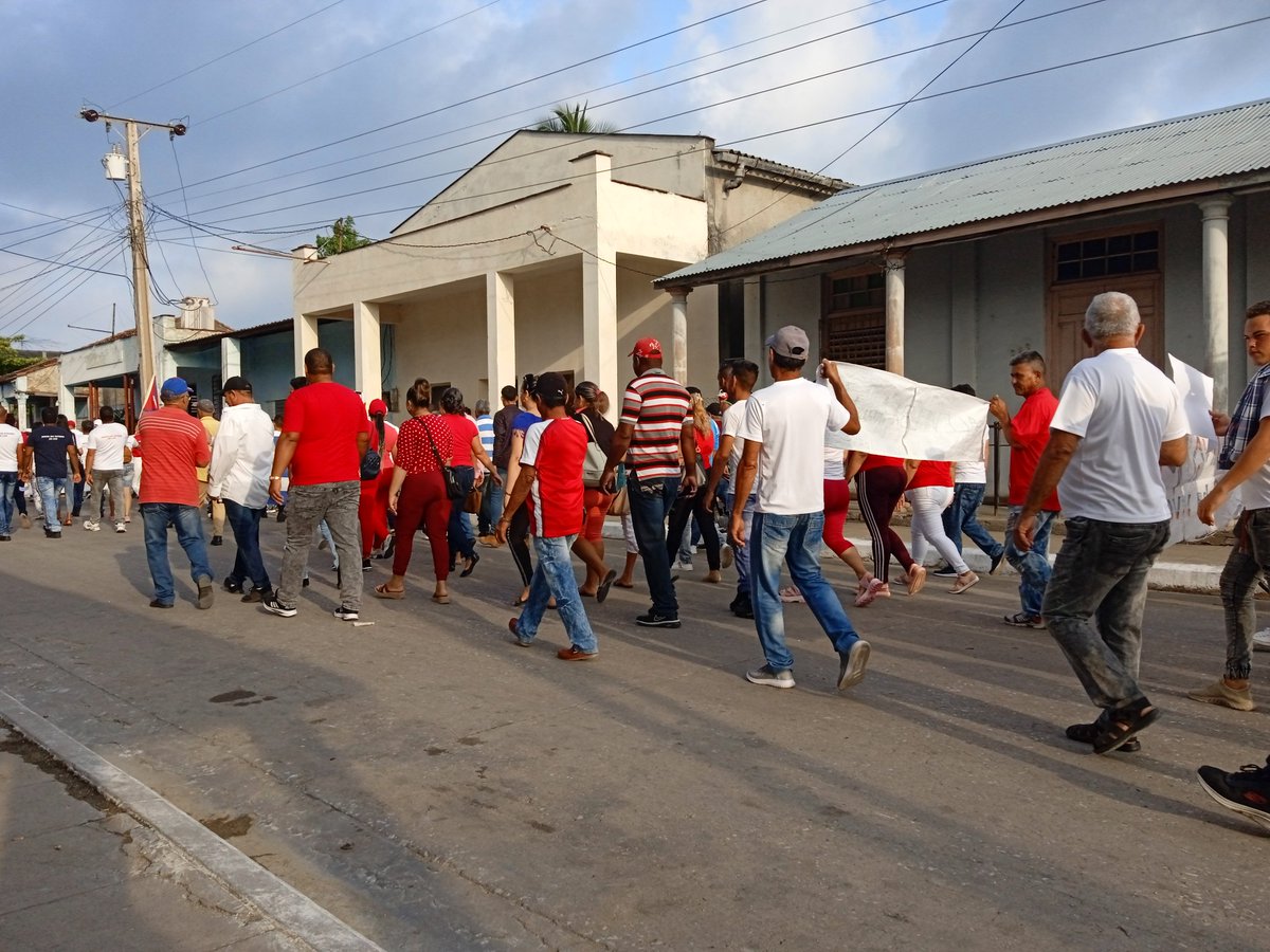 #1Mayo Inicia el desfile en #Minas  por el Día del proletariado mundial, y en prima fila están los representantes del Sindicato Nacional de la Salud Pública. #ALaPatriaManosYCorazón  <a href="/tvcamaguey/">Televisión Camagüey</a> <a href="/CarlosRMoranG/">Carlos Rafael Morán Giraldo</a>