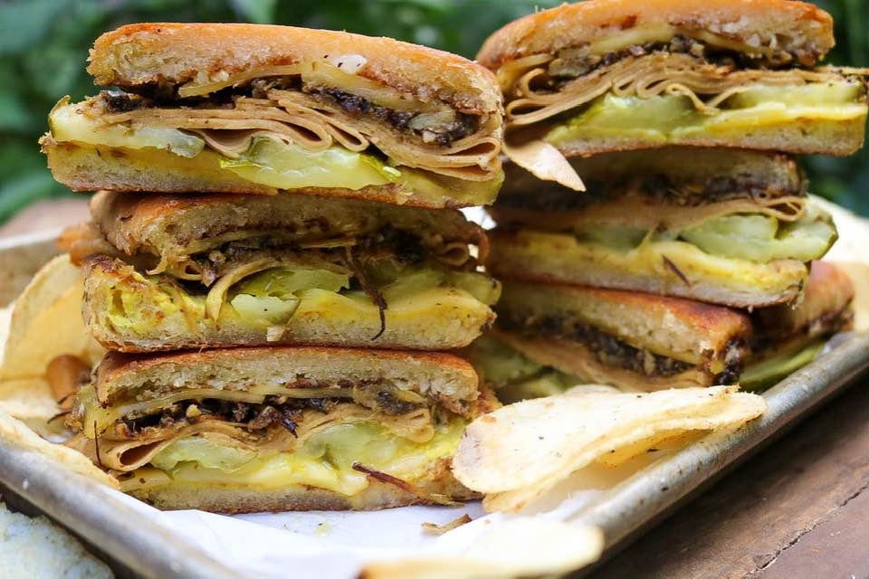 schmoozequeen's tweet photo. #Vegan Mojo Artichoke "Pulled Pork" #Cuban sandwich🥪🇨🇺

#VeganFood #Plantbased #ArtichokeHearts #Porkless #CubanSandwich #VeganProvolone @FollowYourHeart #VeganHam @tofurky #VeganMayo @vegenaise 
https://t.co/qL6RcMrZGB https://t.co/NECThIkvHK