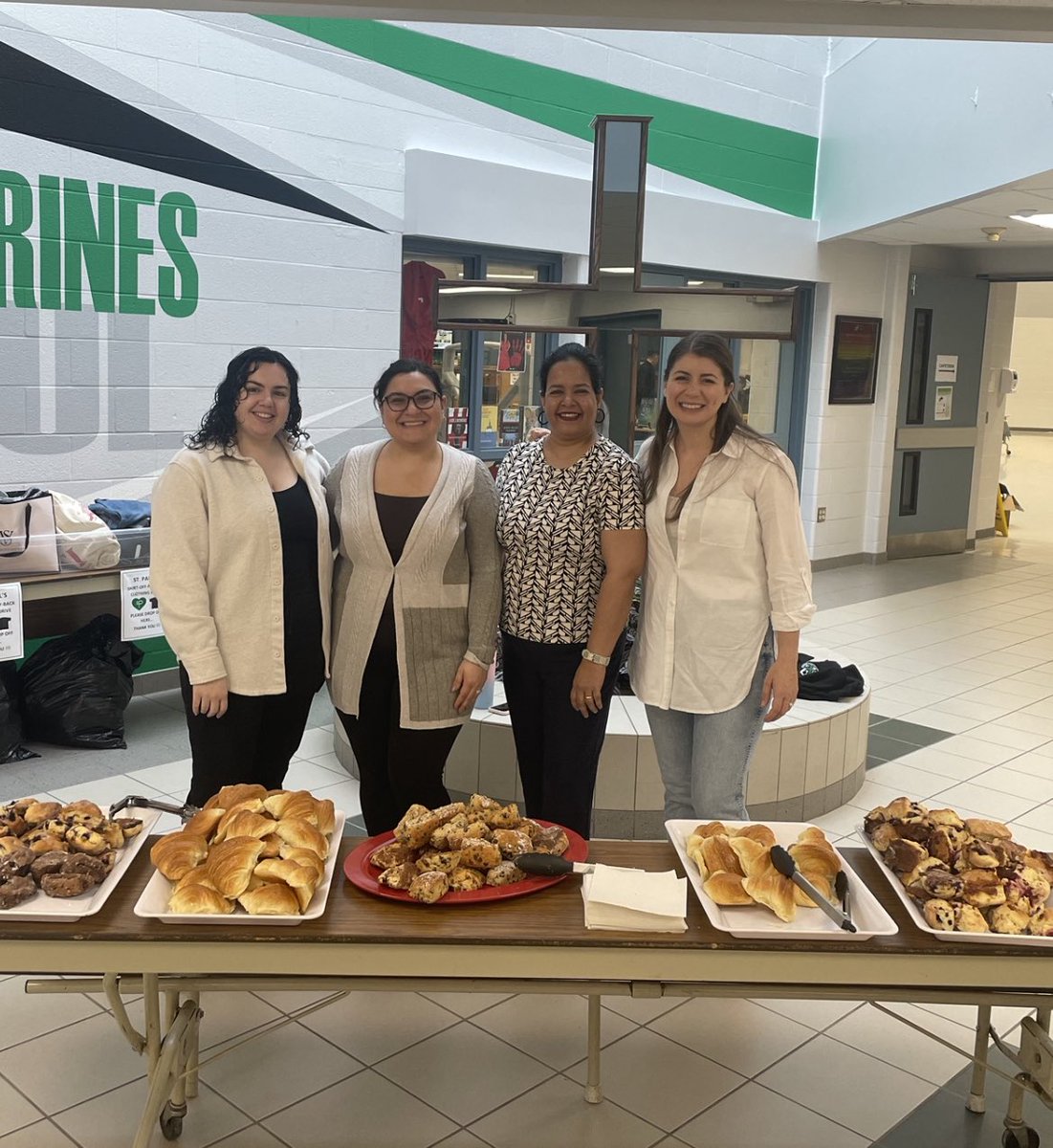 StPaulCSS1's tweet photo. #CEW_DPCDSB @StPaulCSS1 Morning treats for our students #Wolverines #CaringStaff #WeAreManyWeAreOne #CatholicEducationWeek #EverythingWithHeart💚💚💚 https://t.co/Zp4N0vOVcN