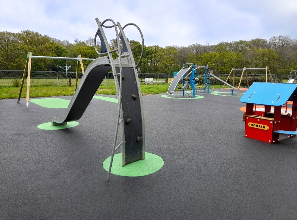 RTC_Safety's tweet photo. We have recently been down in St. Albans at Woodbury Field Play Area, installing our #WetPour #SafetySurfacing on behalf of @KompanUK. The finished product looks fantastic, and the children now have a safe and enjoyable play area!
#PlaygroundUpgrade #PlaySafe #SaferPlay https://t.co/v0aLeViEqS