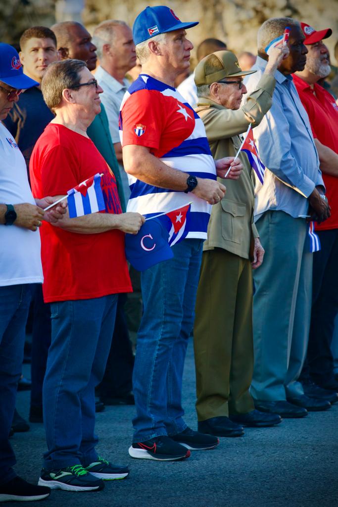 El General de Ejército Raúl Castro Ruz y el Presidente <a href="/DiazCanelB/">Miguel Díaz-Canel Bermúdez</a> encabezaron el acto en La Habana por el Día Internacional de los Trabajadores.

 #ALaPatriaManosYCorazón 🇨🇺❤