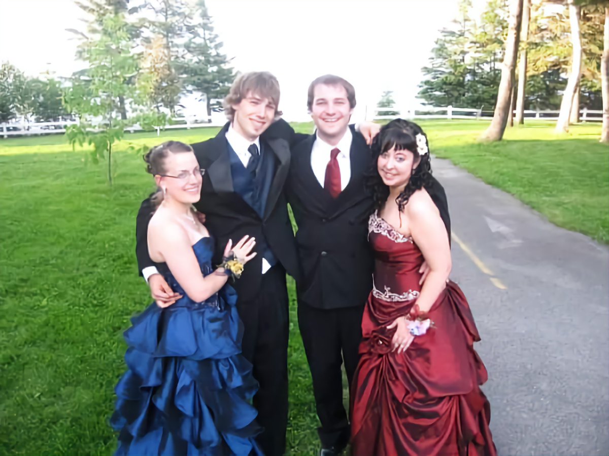 Dugas_Stephanie's tweet photo. Ahhh! 🥰 Here’s some of mine. With my best friend and all. I loved my dress so much since it was exactly my favorite shade of red. I was 17 years old. Ahhhh que le temps passe trop rapidement. 🥺 #Prom2008 https://t.co/IvAkIye38P