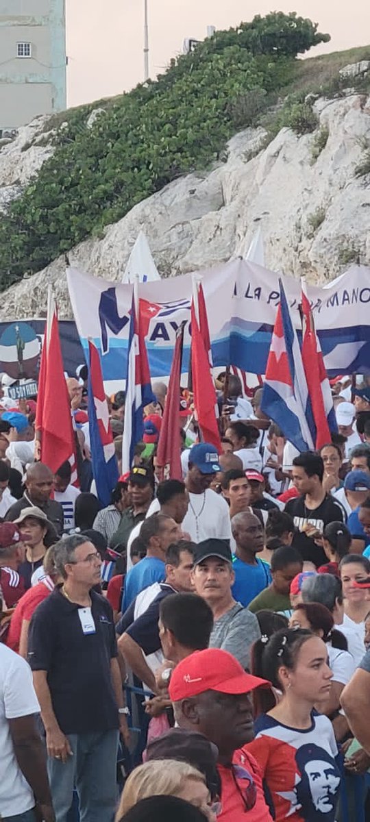 DrRobertoMOjeda's tweet photo. Hoy el pueblo de #Cuba, además de celebrar con entusiasmo y optimismo el día internacional de los trabajadores, ha dado una extraordinaria demostración  de apoyo a la Revolución y el socialismo. #ACubaManosYCorazon https://t.co/z6iLZ0chVl