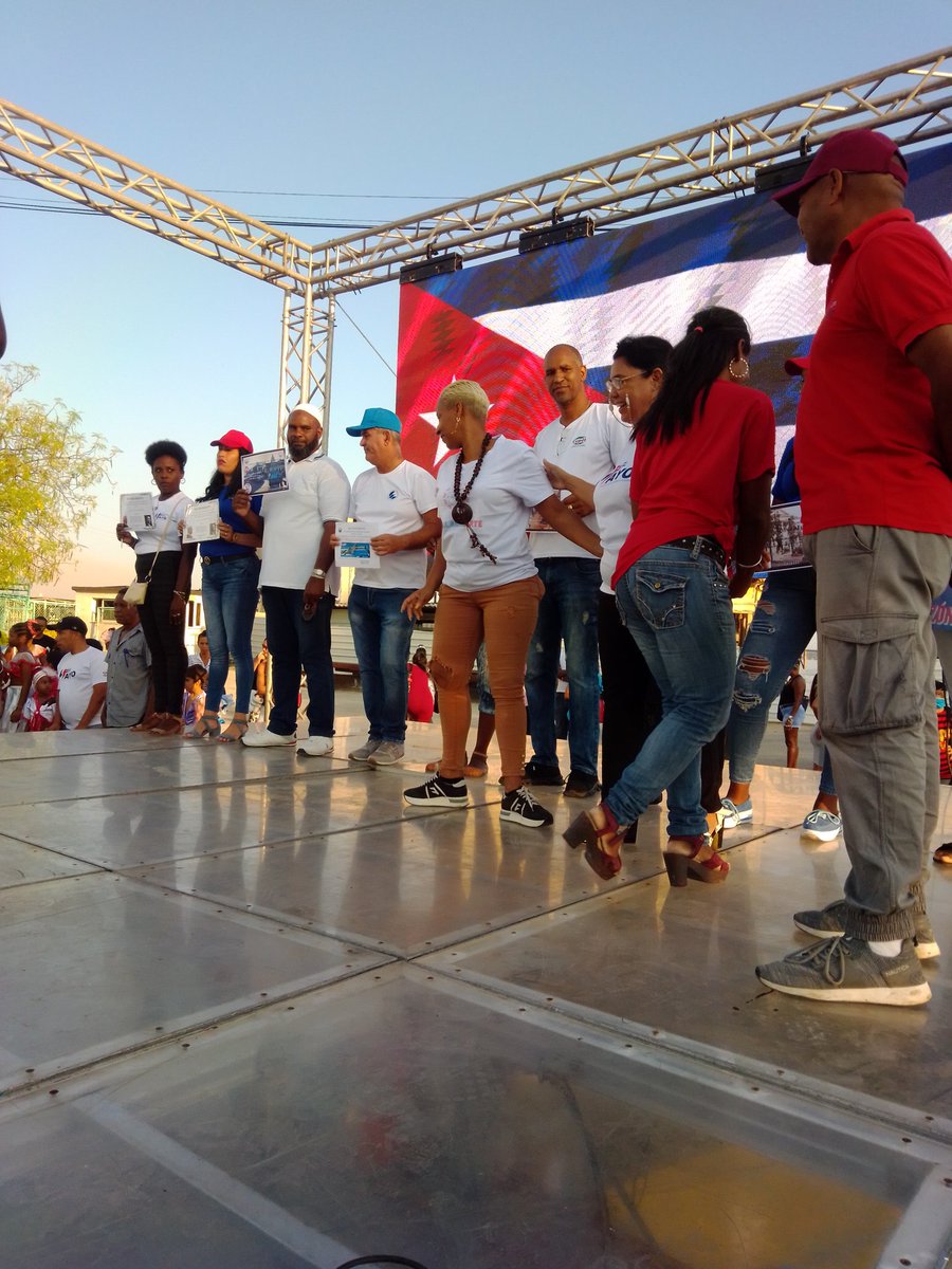 YusimyGalan's tweet photo. El espacio fue propicio para estimular a los trabajadores que entregan día a día su vida para sacar adelante al país, desde su rol hacen historia y ponen #ALaPatriaManoYCorazón. 
Entidades como Salud, Culturaultura, Alimentaria, Energía y minas y otros reconocidos en el acto. https://t.co/FKyOjzIfkH