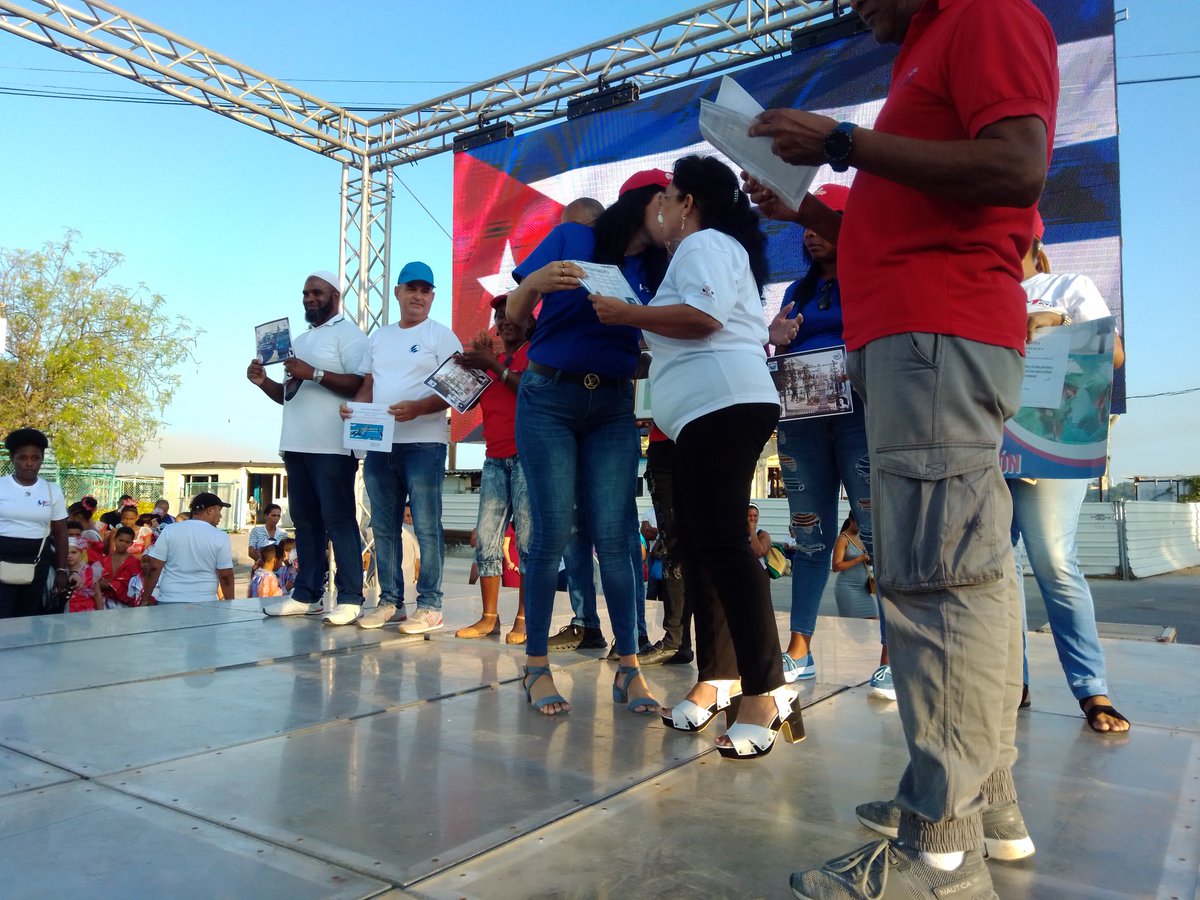 YusimyGalan's tweet photo. El espacio fue propicio para estimular a los trabajadores que entregan día a día su vida para sacar adelante al país, desde su rol hacen historia y ponen #ALaPatriaManoYCorazón. 
Entidades como Salud, Culturaultura, Alimentaria, Energía y minas y otros reconocidos en el acto. https://t.co/FKyOjzIfkH