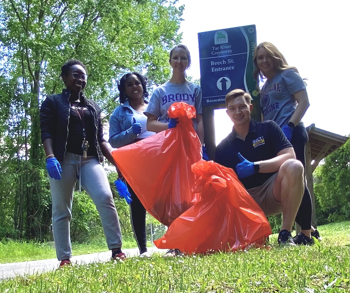 In the final hours before graduation 🎓, these soon to be #PirateDocs 🩺served their community by cleaning up the greenway! 🧹🌳 #servire @ECUBrodySOM @ABRobertson23 @LaurenMoore2023 @kaylamayess @parke_joshua @jennecrottymd