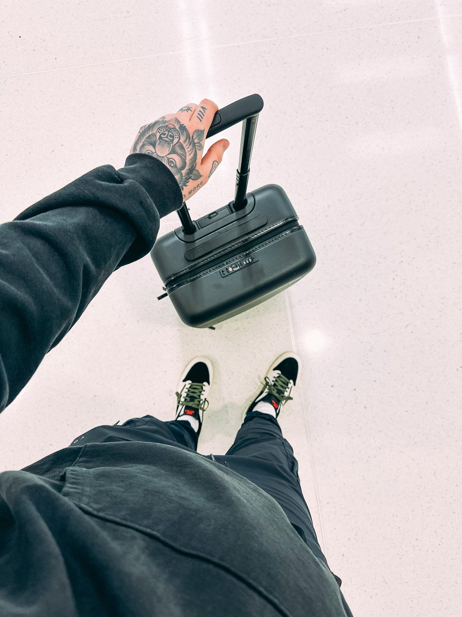 JHawkShoots's tweet image. In the air again. ✈️

Happy Friday fam.🤘🏻