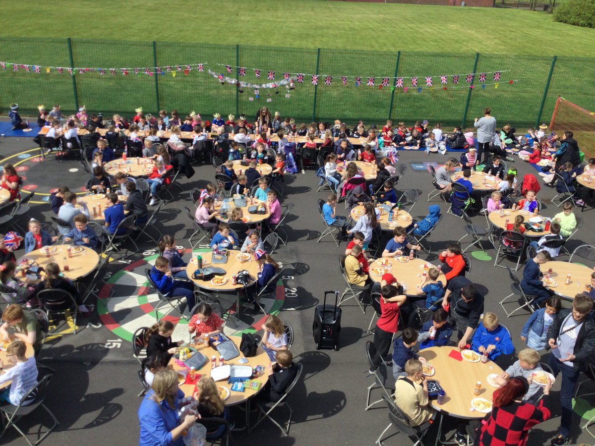 MoorsideCP's tweet photo. As far as dinners go, that was OUTRAGEOUS good! #Coronation2023 #moorsideCOMMUNITY https://t.co/kqPVsevlLB
