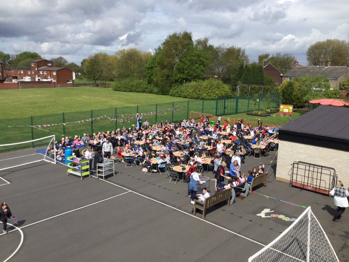 MoorsideCP's tweet photo. As far as dinners go, that was OUTRAGEOUS good! #Coronation2023 #moorsideCOMMUNITY https://t.co/kqPVsevlLB