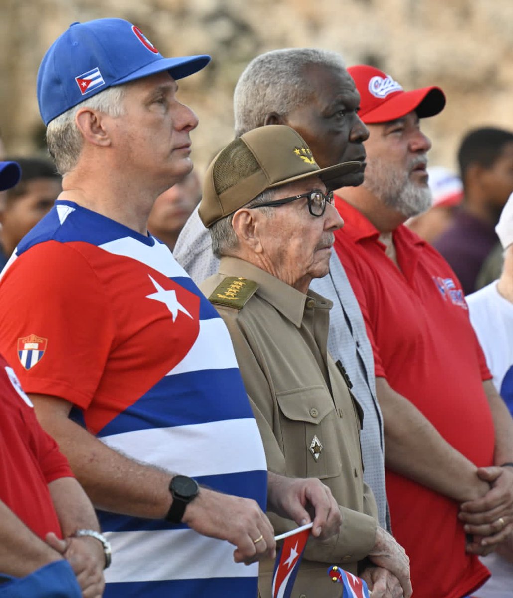 Con la presencia del General de Ejército <a href="/RaulCastro_Ruz/">Raul Castro Ruz</a> y el presidente <a href="/DiazCanelB/">Miguel Díaz-Canel Bermúdez</a> el pueblo de #LaHabana celebra el #1Mayo en La Piragua. Amplia participación de jóvenes. Así ha sido en todo el país #SomosContinuidad #Fidel #ACubaManosYCorazon