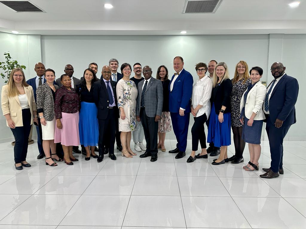 Three takeaways from Estonia’s high-level visit to 🇳🇦 and 🇧🇼👇
“Working together as #TeamEurope is key to advancing #DigitalCooperation with our African partners,” said @MariinRatnik, Undersecretary of @MFAEstonia
Read the full interview: bit.ly/3BghAIl
