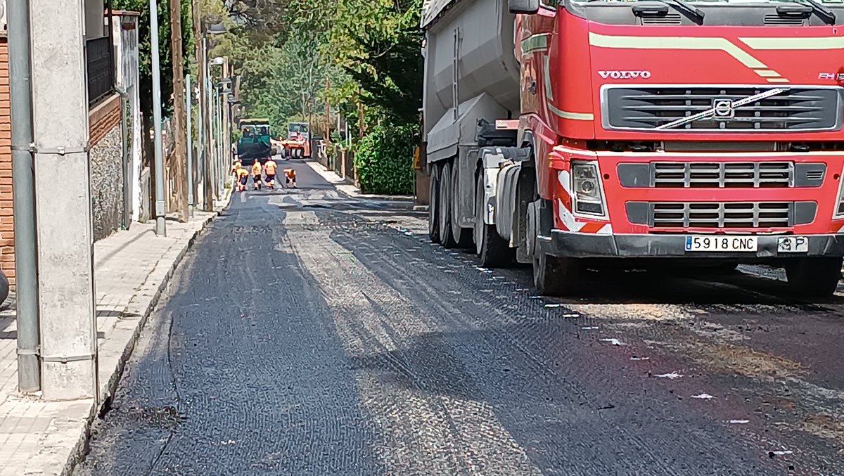 Estan reasfaltant l'avinguda mn cinto de #valldoreix. Molt bé, però perquè no han aprofitat per eixamplar les voreres? El carrer és massa ample i voreres estretes. Cal millorar l'#eficiencia. Per altra banda, no hagués estat millor i més #empàtic asfaltar l'avinguda #baixador?
