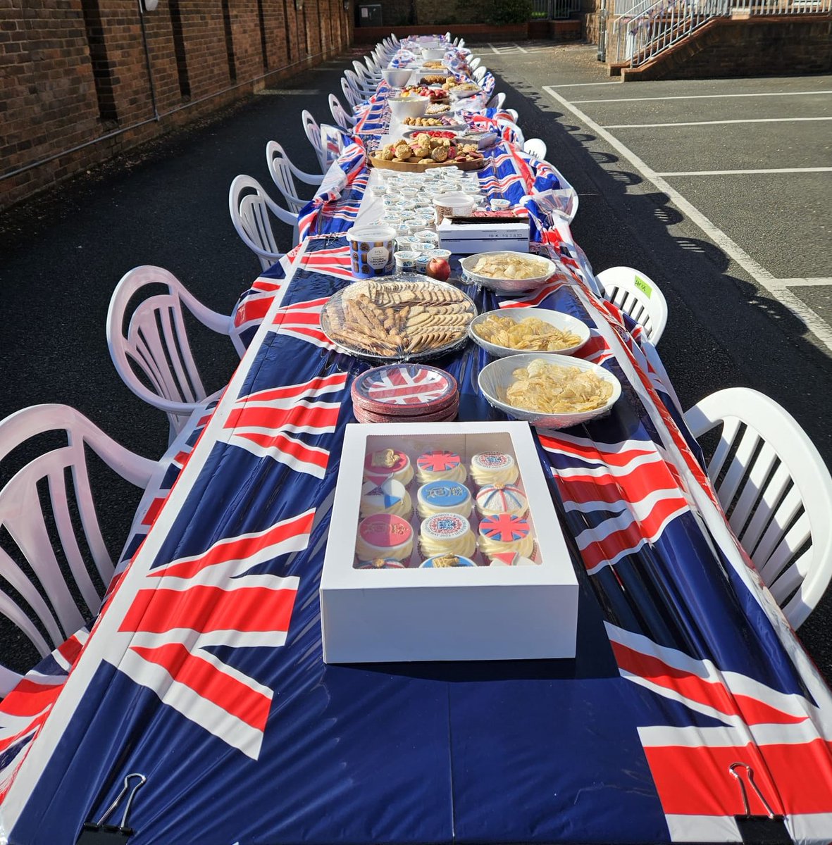 AreenDesign's tweet image. We celebrated a #coronationparty outside our @AreenDesign offices to raise a glass for the #newking. It was a fun occasion that brought us together to commemorate Saturday’s #Coronation &amp;amp; an opportunity to raisd a few pounds for @CRASHcharity! We wish everyone a joyous weekend.