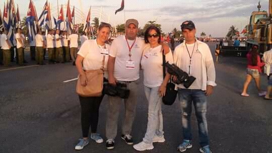 FeijooLeyva's tweet photo. Esta foto la guardo con mucho recuerdo. Entonces amanecía en la plaza junto a colegas de #Perlavision hoy desde mi trinchera virtual continuo dándole #ALaPatriaManoYCorazón @PerlavisionTV @BCuartero @Eviezer2 @alfonso_noya @SolMayelin @icrt https://t.co/NmCCmxH9i4