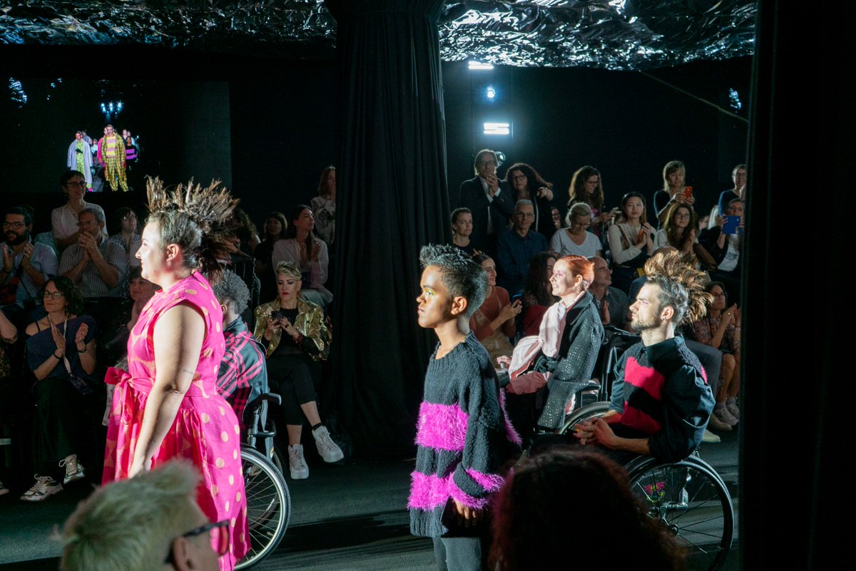 icdones's tweet photo. En el marc del Pla per combatre la pressió estètica avui hem assistit a la primera desfilada de moda inclusiva de l'Estat a la @080_bcn_fashion de la marca #FreeFormStyle

#080BodyNeutral

➡️https://t.co/2XIf4kBgf9 https://t.co/IaCmRzvsKS