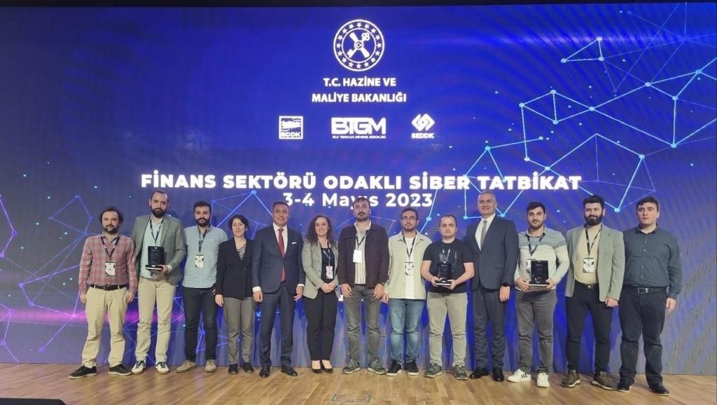 uceka_'s tweet photo. Finans Sektörü Odaklı Siber Tatbikat &amp; CTF yarışmasında; QNB Finansbank adına takım arkadaşlarım Onur Er ve Hüseyin Ulutürk ile beraber 1. olduk. https://t.co/RxabH4xdTu