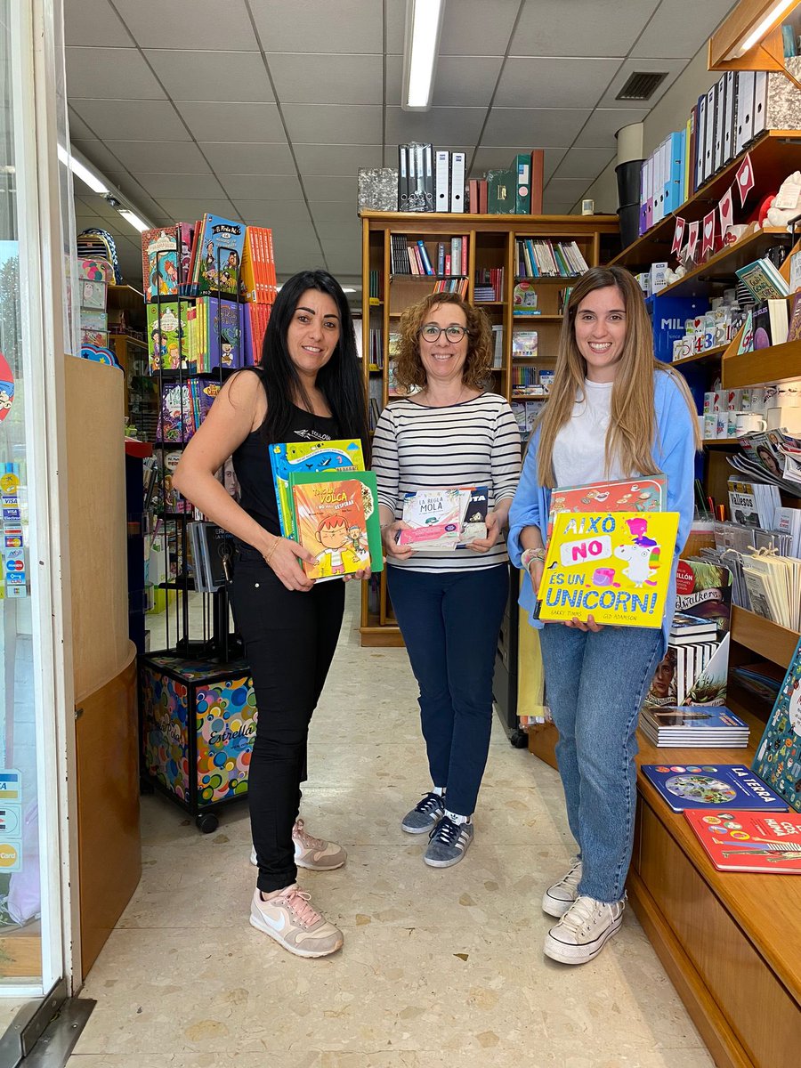 esc_elspicots's tweet photo. Un any més gràcies a la participació de les famílies picotines a la fira del llibre de segona mà, hem pogut comprar aquests llibres per continuar renovant el fons de la biblioteca de l’escola. Aprofitem també per agrair la donació de llibres per la paradeta de @labotiga. https://t.co/CZABeLm6cf