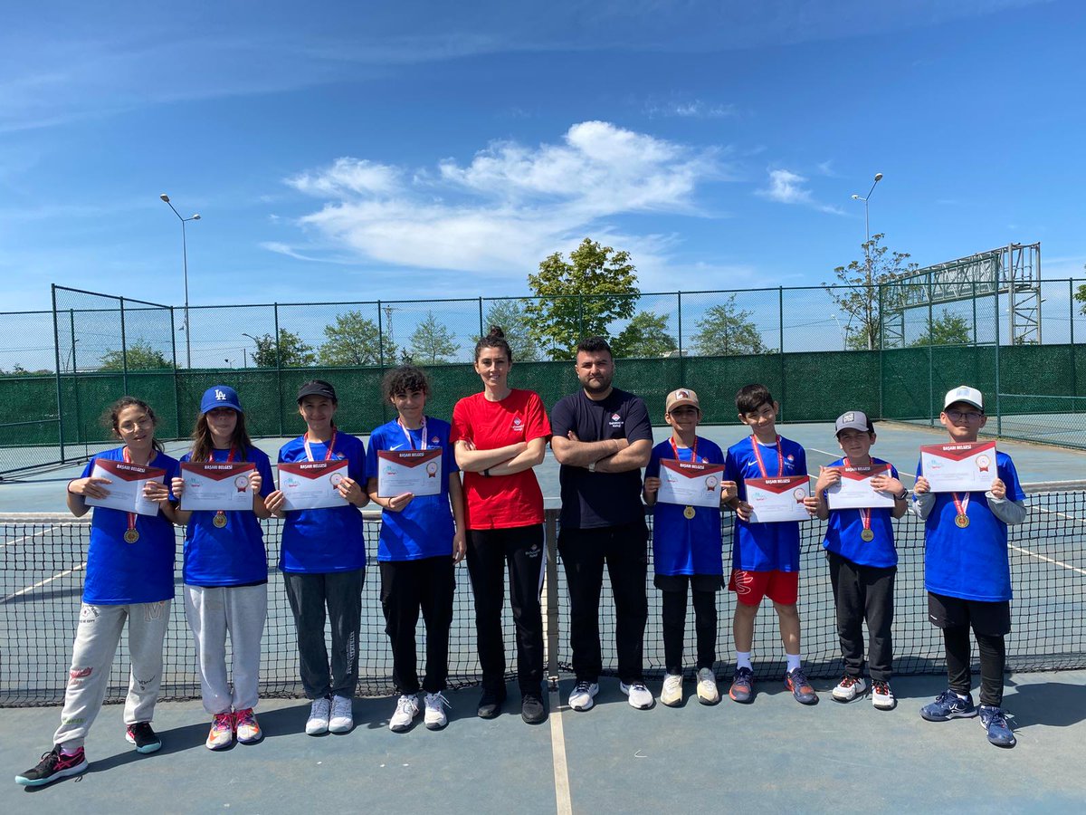 Bahcesehir_Sam's tweet photo. TÜRKİYE ŞAMPİYONASINDAYIZ🎉
Okul sporları kapsamında Trabzon'da yapılan Tenis bölge şampiyonasında kız ve erkek takımlarımız turnuvadaki tüm maçları kazanarak Türkiye finallerine gitmeye hak kazandılar.Öğretmen ve öğrencilerimizi kutluyoruz👏👏👏 https://t.co/pUu9zyb7Kg
