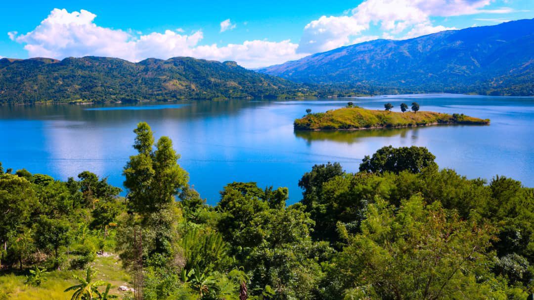 Lac Miragoâne, Haïti 🇭🇹 
Le lac de Miragoâne ou étang de Miragoâne est un lac d'eau douce située au sud-est de la ville de Miragoâne, à Haïti.

En #Haïti 🇭🇹