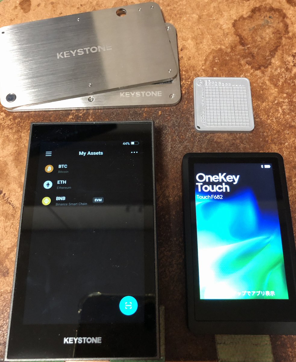 araz32008658's tweet photo. ハードウェアウォレットの
@KeystoneWallet Keystone Essential
@OneKeyHQ @OneKeyJP OneKey Touch
を試してるんですけどどちらもシードフレーズの取り出しはできませんので金属板的な物も１個くらい持ってた方がいいかもしれません
シードフレーズ入力してあってるかどうかの確認は可能 https://t.co/H4rhwYVKJ2