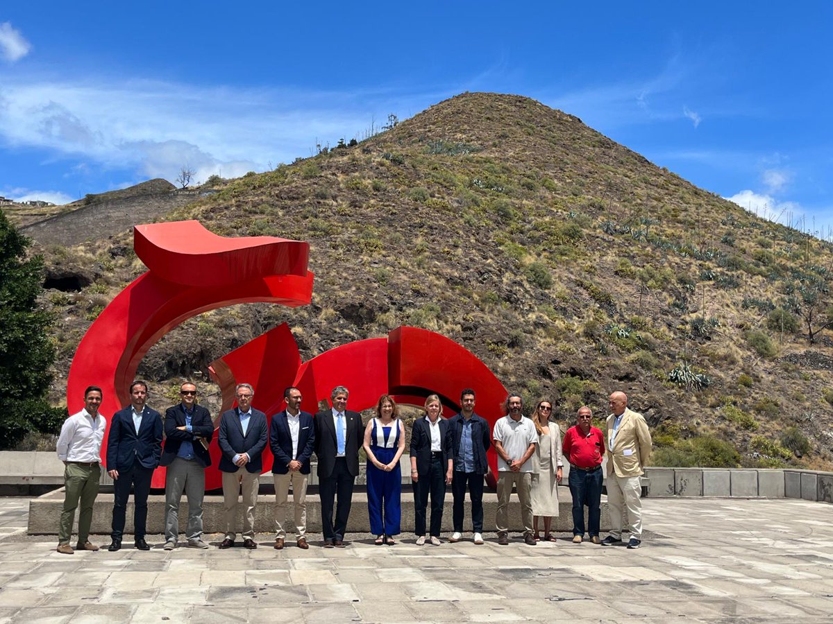 CaminosTenerife's tweet photo. 👉 El decano de la Demarcación, Luis Pintor, firmaba ayer el Manifiesto con el que diferentes Colegios, formalizaban su denuncia sobre la parálisis que está sufriendo la contratación pública y que afecta a empresas privadas y al empleo.

#FirmaManifiesto https://t.co/4oDyOWV6If