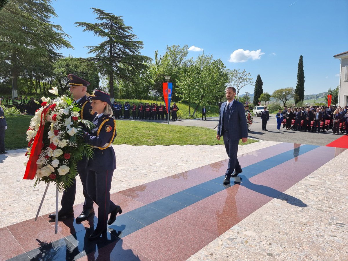 Besfort_AL's tweet photo. Mirënjohje përjetë Yjeve të paharruar të @PoliciaeShtetit 🙏🏻🇦🇱

#5Maj #LavdiDëshmorëve https://t.co/3ImyqThwxi