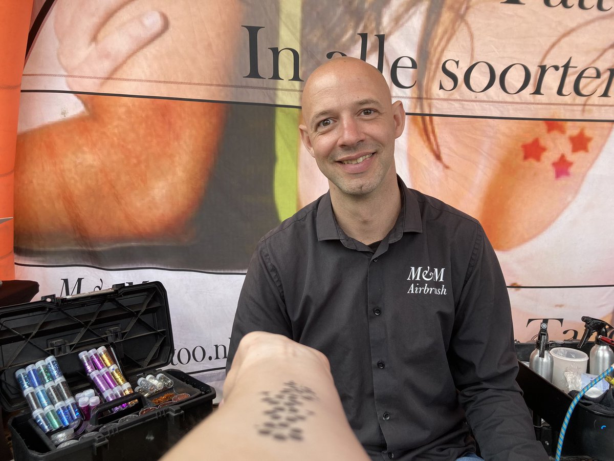 SimoneGideonse's tweet photo. Maickel zet airbrushtattoo’s vandaag. #omroepzeeland #bf2023 https://t.co/7KbMHZg6hp