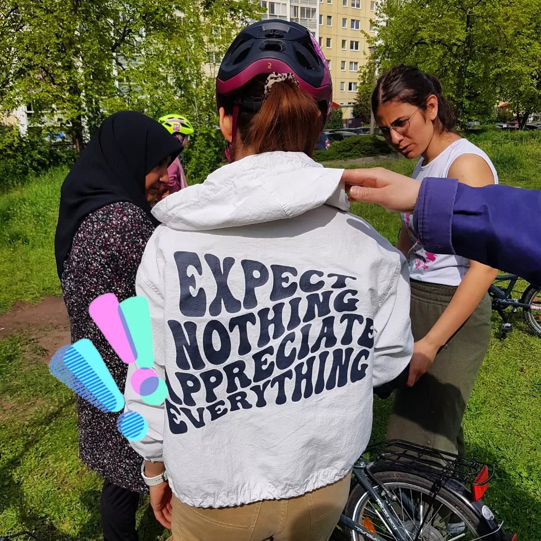 bikeygees's tweet photo. Wir bieten natürlich auch hin und wieder #radfahrtraining für #fortgeschrittene an. 🚴♀️👏 Richtig toll, da können wir schon im 1. Training #schulterblick und #handzeichen üben. 👍🚴♀️😍 #womenempowerment #bgzvorort 💜🚴♀️💪🏾 Das Projekt #faradi wird gefördert vom @BMI_Bund - Danke. 🌸 https://t.co/Fl2j0vF3z0