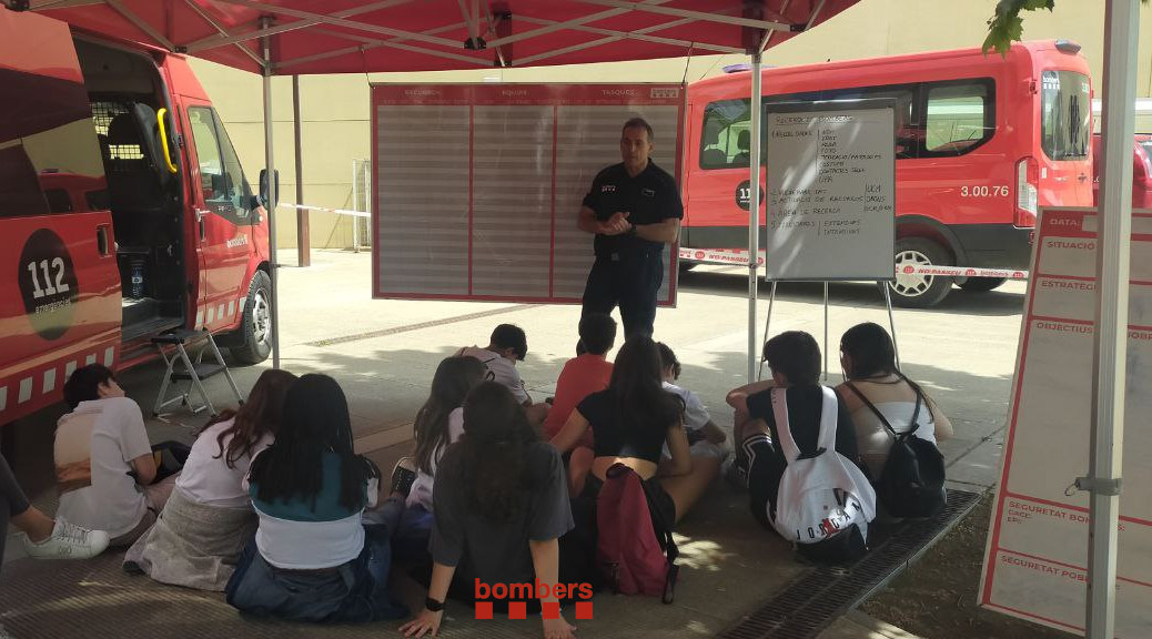 bomberscat's tweet photo. Participem al Mercat de la Tecnologia @udl_info per parlar de l'ús que fa #bomberscat de les tecnologies en emergències. Hi realitzem diferents activitats adreçades a alumnes i hi desplacem la Unitat Comandament Mitjana (UCM).

#RELleida https://t.co/IEOGitEDmB