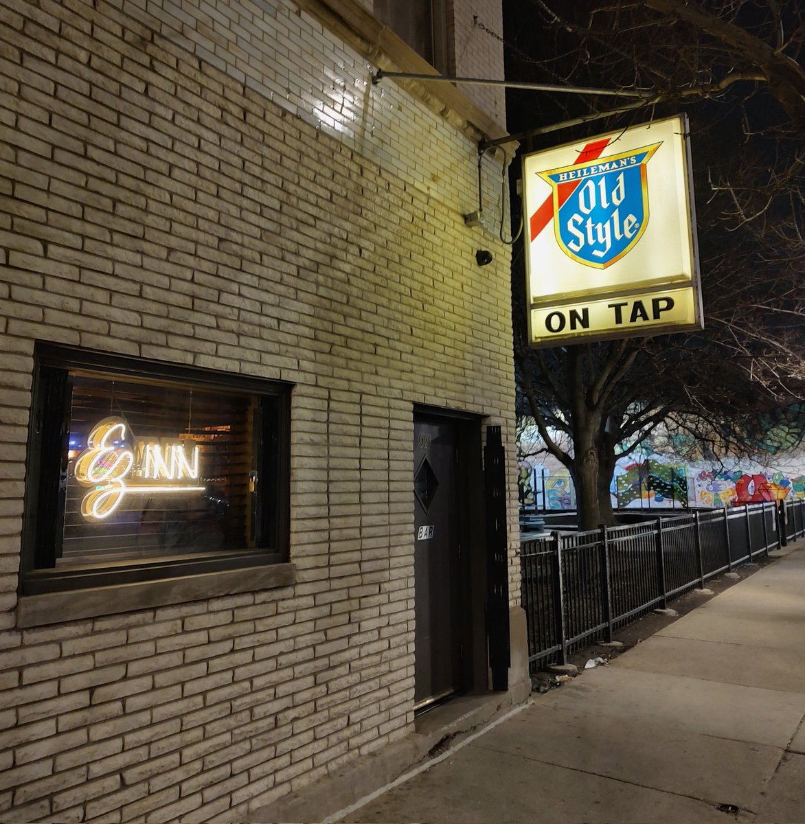 DivesOfChi's tweet photo. Ez Inn (Ukrainian Village) https://t.co/ps6GCi8VsW