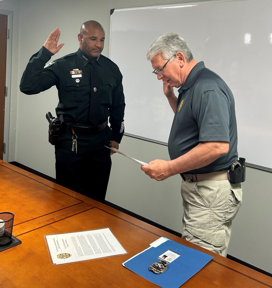 USFPDTampa's tweet photo. Please join us in congratulating Officer Santana on taking his Oath to Serve &amp; Protect the USFPD &amp; its community. Officer Santana joins us from another great Agency, @TempleTerracePD.

Chief Daniel proudly “PINS” Ofc. Santana, to carry on the pride &amp; prestige of the #USFPD https://t.co/LpVcgBD5aM