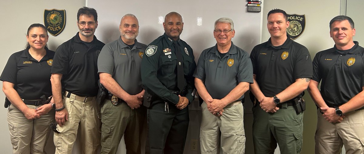 USFPDTampa's tweet photo. Please join us in congratulating Officer Santana on taking his Oath to Serve &amp; Protect the USFPD &amp; its community. Officer Santana joins us from another great Agency, @TempleTerracePD.

Chief Daniel proudly “PINS” Ofc. Santana, to carry on the pride &amp; prestige of the #USFPD https://t.co/LpVcgBD5aM