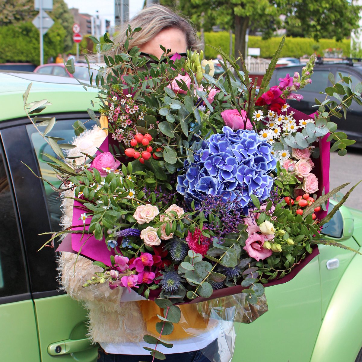 🌹Rosy Rainbow🌈

This week’s 💐 is a celebration of life and hope for the future as we look forward to the summer &amp; all the good things on the way. We know you’ll love gazing at this exquisite 💐 as it brightens up your room this week!

greendoorflorist.com/product/weekly…

 #greendoorstyle
