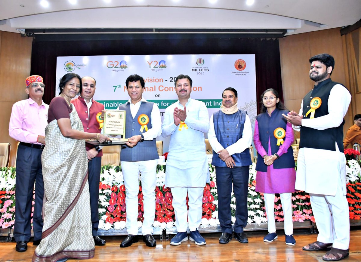 ABVPVoice's tweet photo. .@AgrivisionOrg के दो दिवसीय 7वें राष्ट्रीय सम्मेलन का शुभारंभ केंद्रीय कृषि राज्यमंत्री श्री @KailashBaytu, अभाविप के राष्ट्रीय संगठन मंत्री श्री @AshishSainram, डॉ. जे.के. जेना, उपमहानिदेशक, मत्स्य विज्ञान, भाकृअनुप एवं डॉ ए.के. सिंह, कुलपति, आरएलबीसीएयू, झांसी द्वारा किया गया। https://t.co/r6iplxMsZb