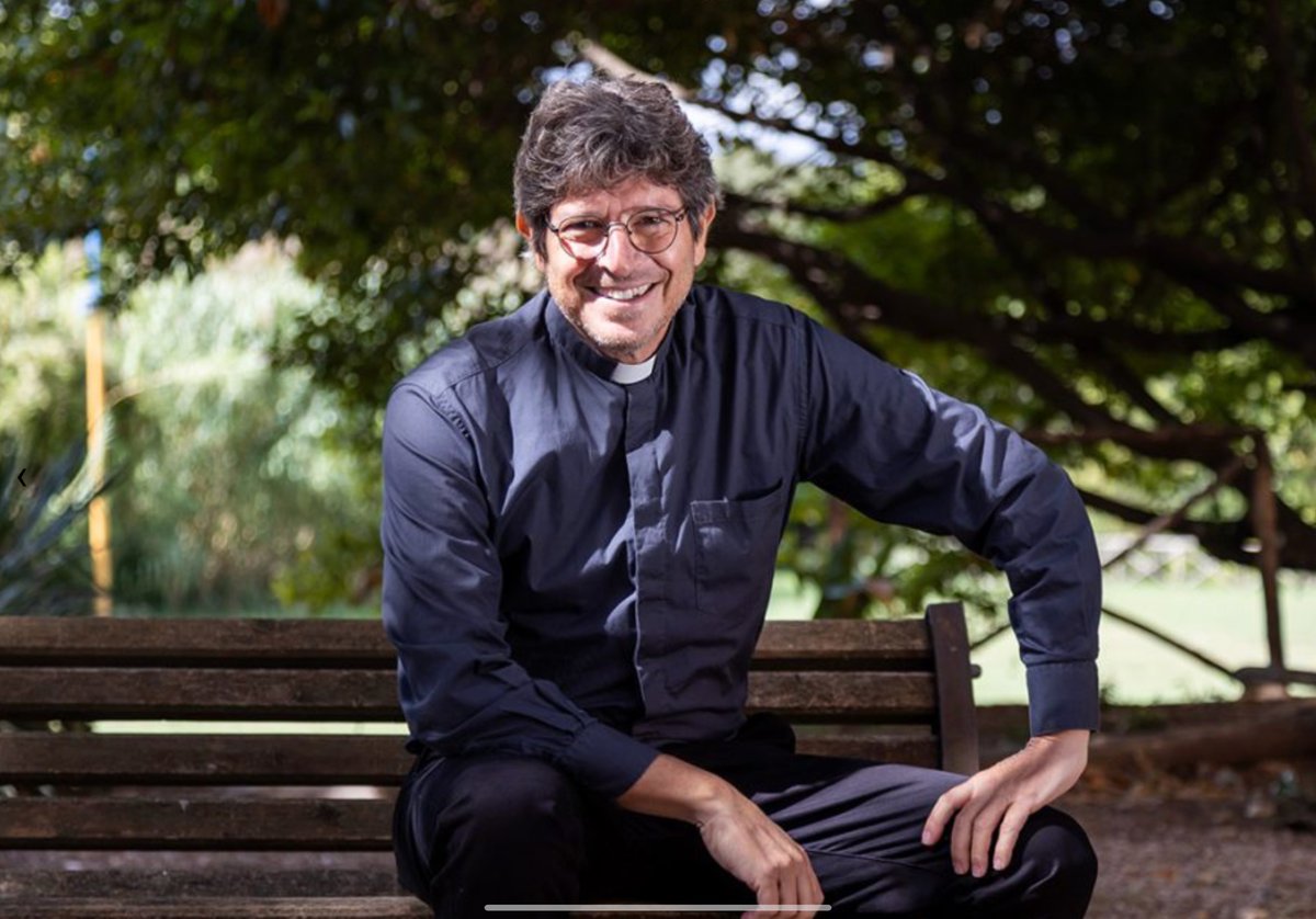 Salutiamo con piacere il ritorno di #Canonico , serie di <a href="/TV2000it/">Tv2000.it</a> di <a href="/vinmorgante/">Vincenzo Morgante</a> con protagonista il bravo <a href="/MicLaGinestra/">Michele La Ginestra</a>  nei panni (più jeans e camicia che talare) di un prete, don Michele, dalla straordinaria carica umana e al passo con i tempi. avvenire.it/rubriche/pagin…