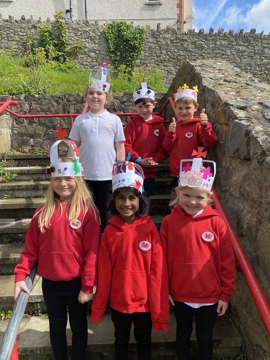 SanSior's tweet photo. Pawb wedi gwneud coron yn barod ar gyfer y Coroni fory 👑 

All looking very smart in their crowns ready for the Coronation tomorrow 👑 https://t.co/X7bXdEBMpu