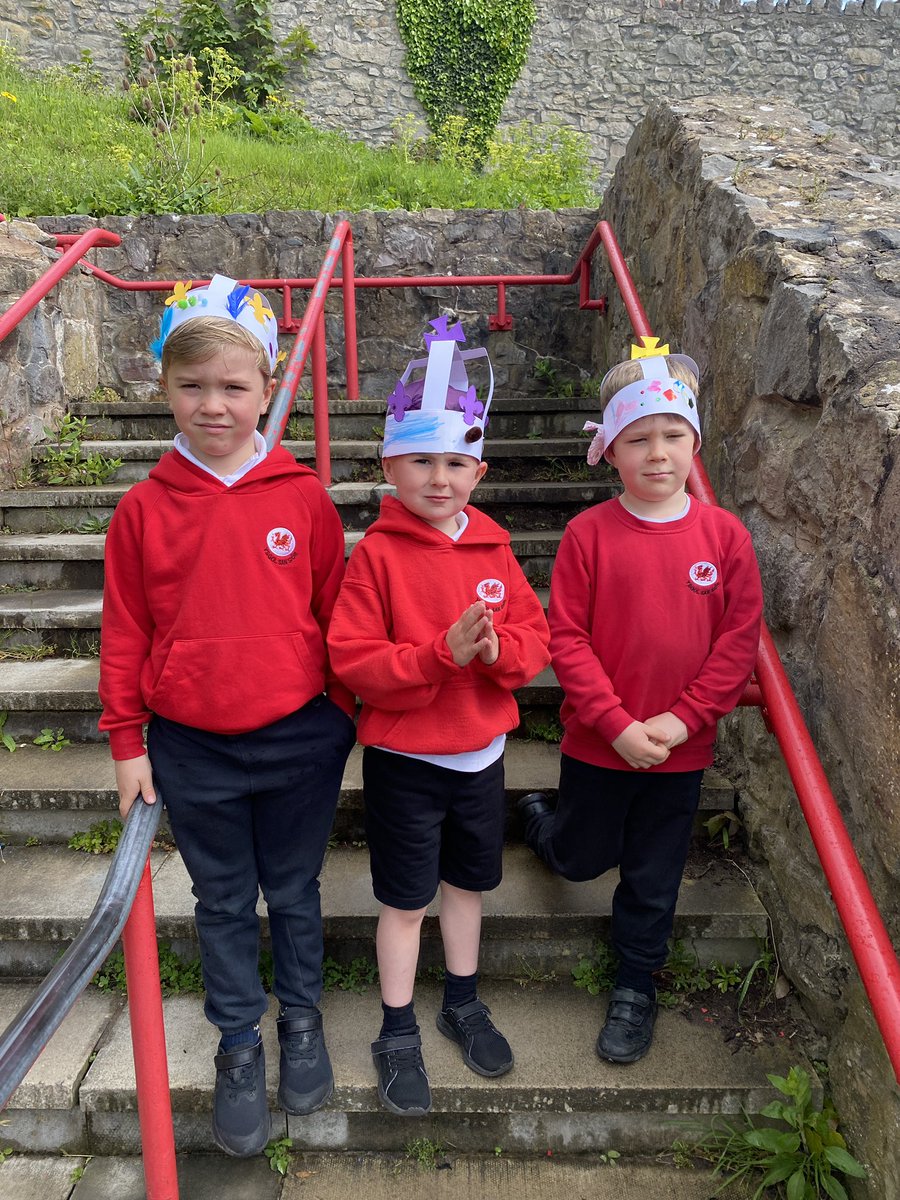 SanSior's tweet photo. Pawb wedi gwneud coron yn barod ar gyfer y Coroni fory 👑 

All looking very smart in their crowns ready for the Coronation tomorrow 👑 https://t.co/X7bXdEBMpu