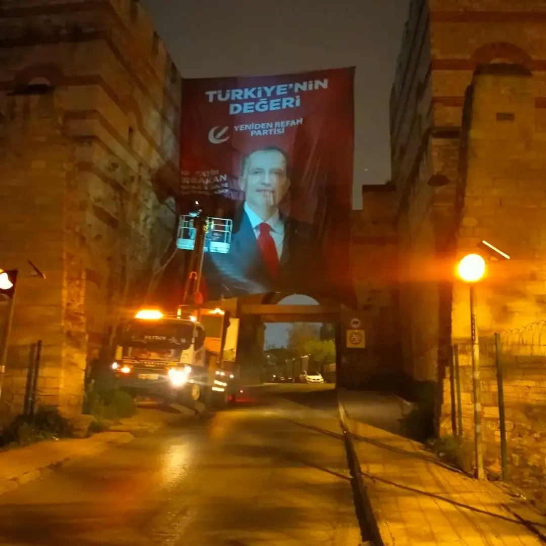 gencrefahfatih's tweet photo. Yeniden Refah Partisi Fatih ilçe teşkilatı dün gece boyunca tüm sokakları ve caddeleri bayraklarla ve pankartlarla süslemiştir. Fatih’imizi Milli Görüşün meclise girmesi için hazır hale getirmiştir.

@erbakanfatih @OzkarataslHalit
#yenidenrefahpartisi #MilliGoeruesMeclise https://t.co/6SD2ciqL5Z