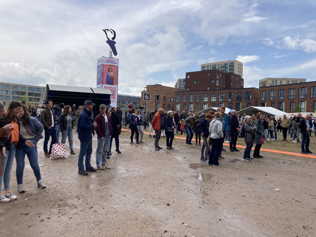 SimoneGideonse's tweet photo. Het is inmiddels al iets drukker aan het worden voor het hoofdpodium. #bf2023 #omroepzeeland #vlissingen https://t.co/uewJZmvuHK