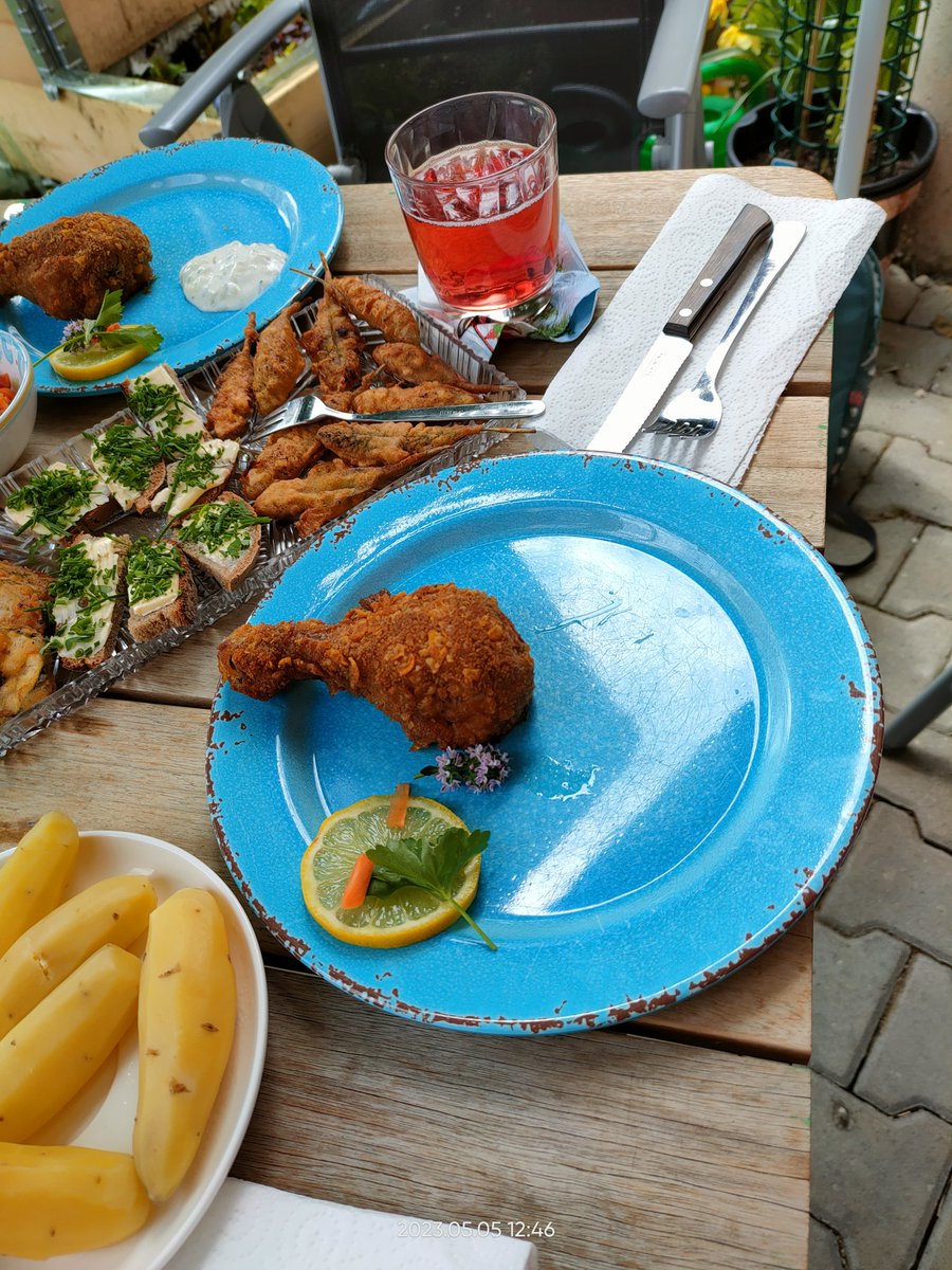 Muschelschloss's tweet photo. Heute Besuch da. Hab gekocht. ✌️🥰🧄🍋🫒🍎🥕🥗👩‍🍳🍗 Besuch ist grade nach Tschechien zum Tanken gefahren. Dann gibts Kaffee. ✌️☕

#Foodporn #Essen #kunterbunt #Zwiesel #Vorspeisen #Backhendl #Salat #Tsatziki #Mahlzeit #Bayern #Food #Bayerwald #Bavaria #Germany https://t.co/efGNAFEZCN