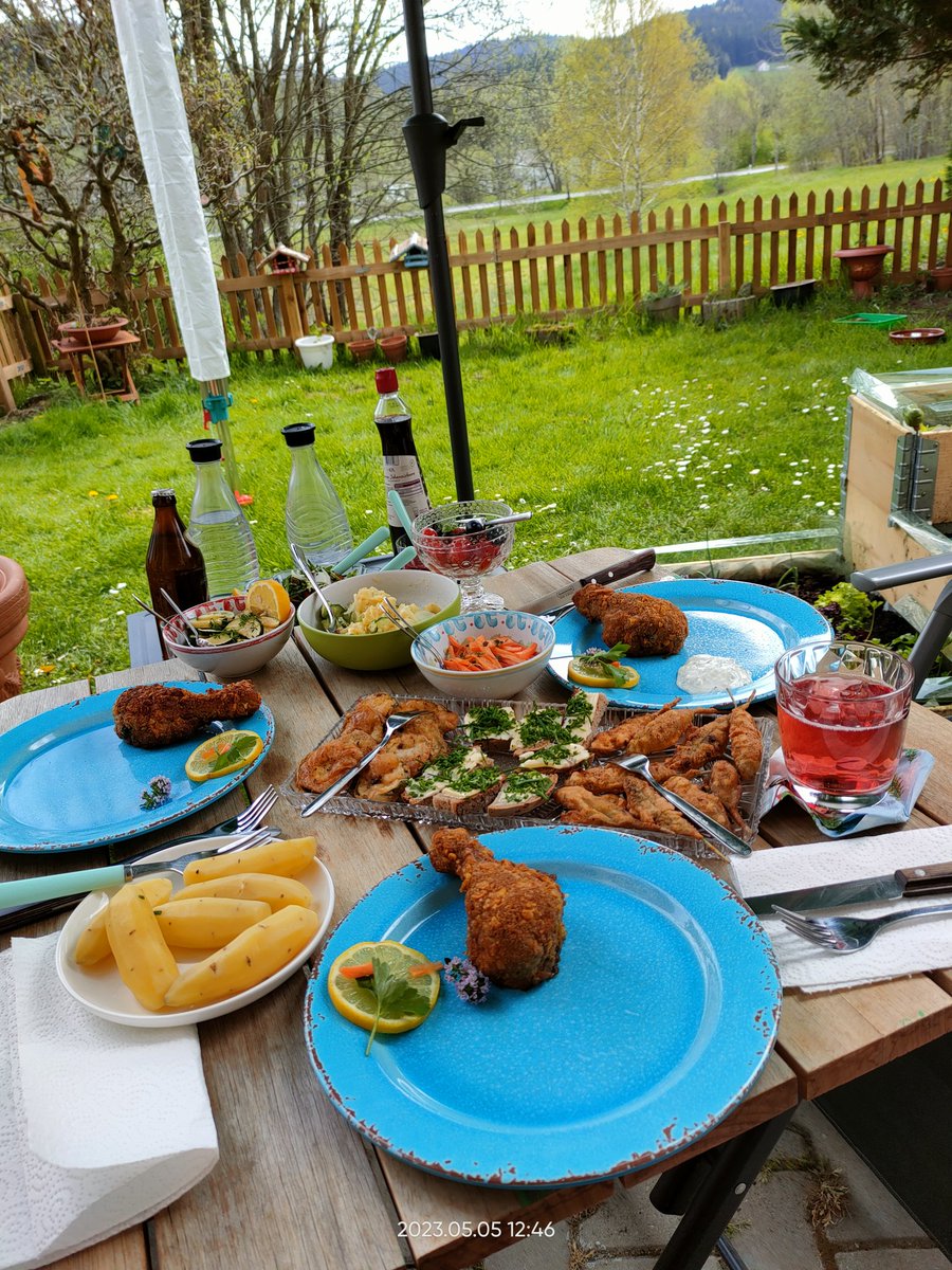 Muschelschloss's tweet photo. Heute Besuch da. Hab gekocht. ✌️🥰🧄🍋🫒🍎🥕🥗👩‍🍳🍗 Besuch ist grade nach Tschechien zum Tanken gefahren. Dann gibts Kaffee. ✌️☕

#Foodporn #Essen #kunterbunt #Zwiesel #Vorspeisen #Backhendl #Salat #Tsatziki #Mahlzeit #Bayern #Food #Bayerwald #Bavaria #Germany https://t.co/efGNAFEZCN