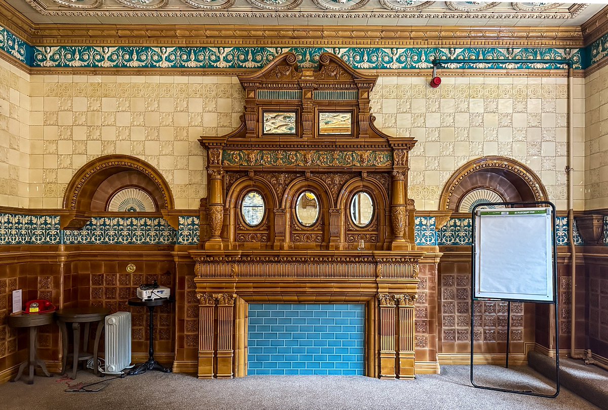 One joy of having a meeting in an old railway hotel is, as at @PrincipalYork, there’s an entrance straight off the train. Here the octagonal hall is tiled to match; and I got here early just to gawp again at the jaw-dropping Burmantofts faience-lined old refreshment room of 1896.