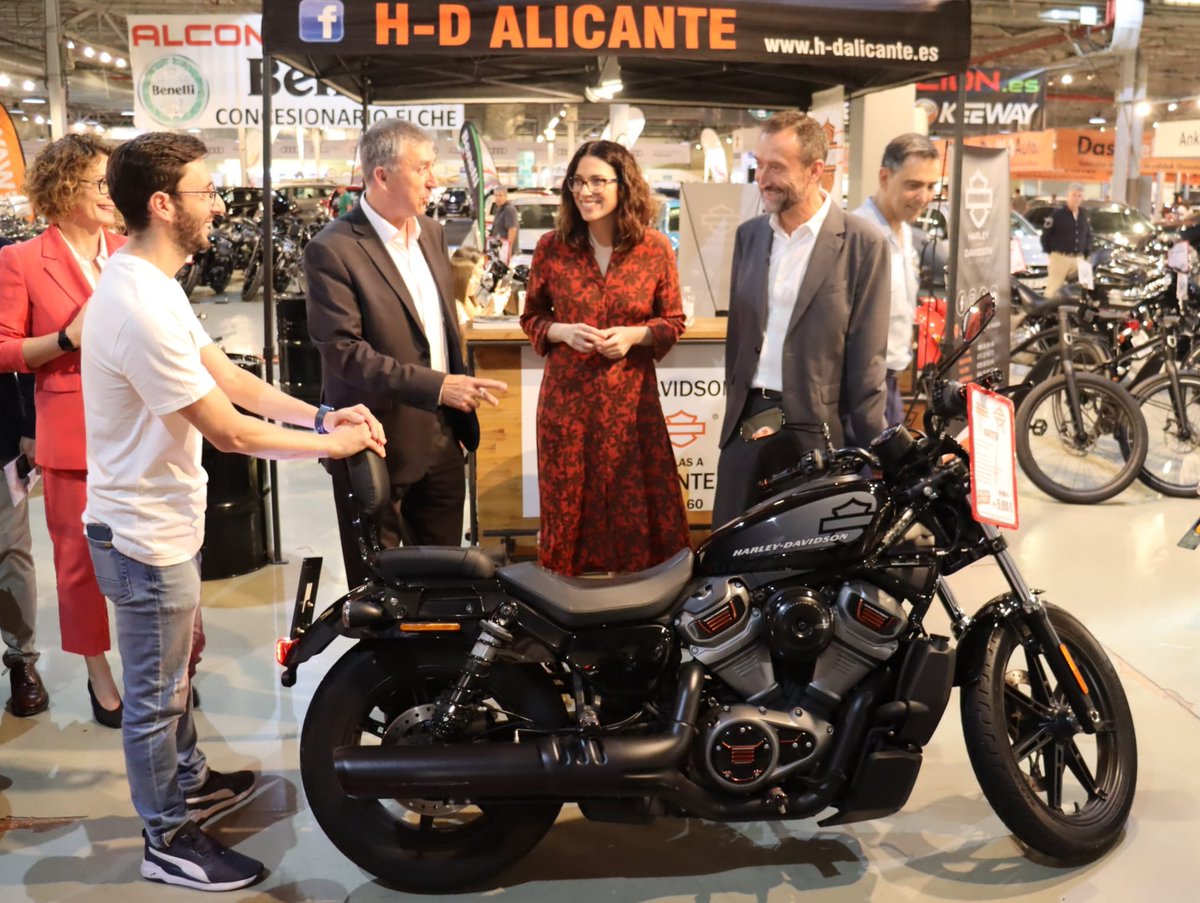 GVAinicotur's tweet photo. El conseller @rafacliment_, junto a la vicepresidenta @AitanaMas y el @AlcaldeDeElche Carlos González, ha visitado la Feria del Automóvil Nuevo #FIRAUTO, el Salón del Automóvil de Ocasión #EXPOCAR y la Feria de la Motocicleta #SOBRE2RUEDAS en @IFA_FiraAlacant https://t.co/LXJuN5MPlm
