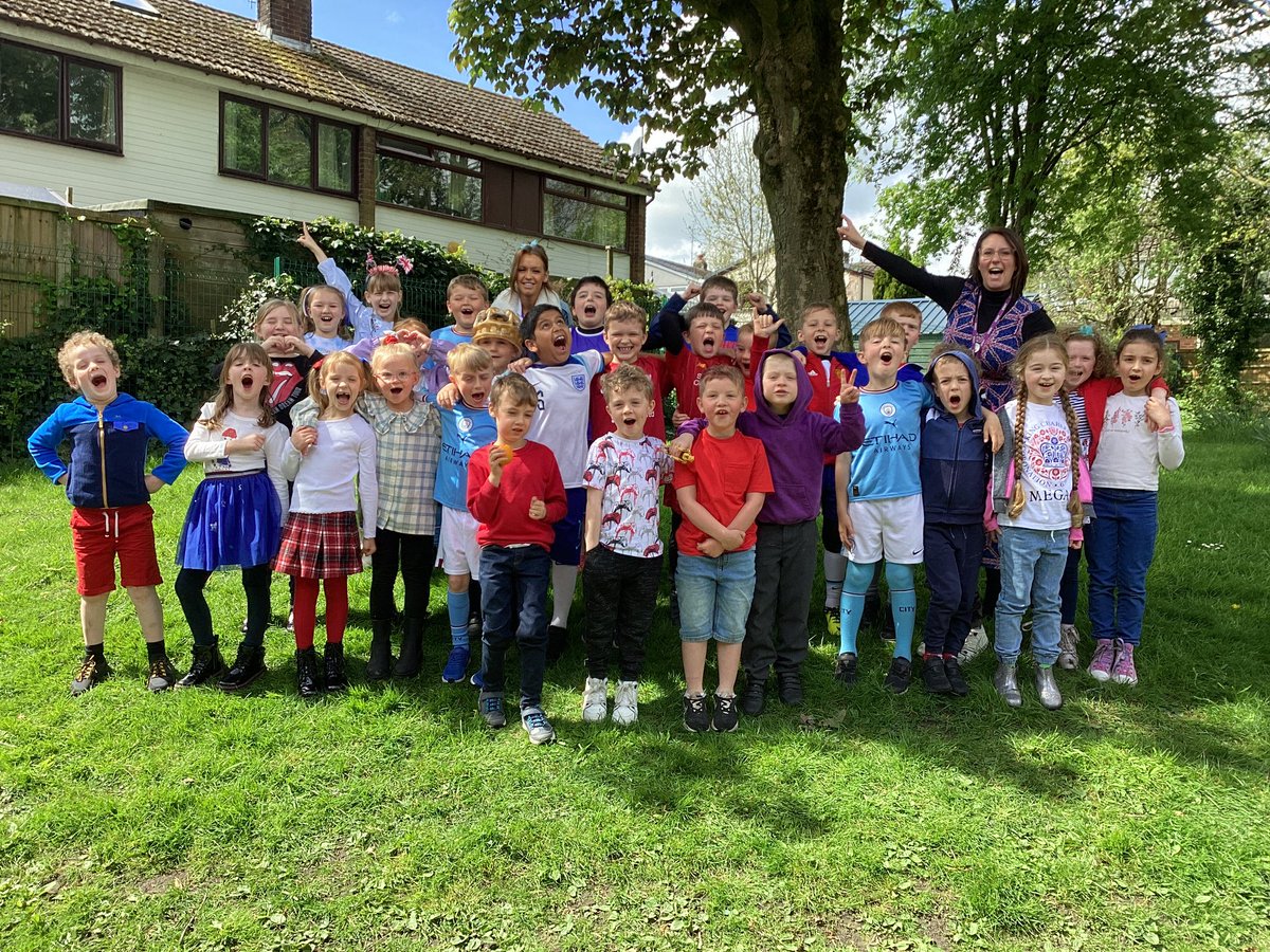 Year 2 celebrating King Charles Coronation <a href="/GarswoodPrimary/">Garswood School</a> #KingsCoronation
